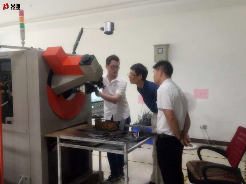 佛山客戶來貝朗看不銹鋼成型機，現(xiàn)場打樣談合作